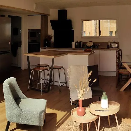 Maison En Bois A Quelques Minutes De La *